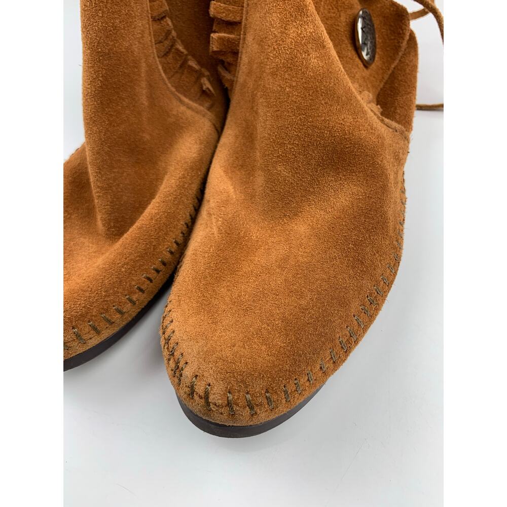 Minnetonka Moccasin Ankle Boots Tan Suede Ties Conchos Women's 9.5 Boho Casual - Picture 2 of 11